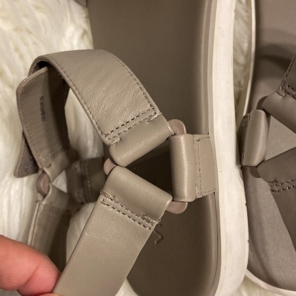 VINCE Sandals size 9 excellent condition color dark gray see all pictures - Picture 13 of 16